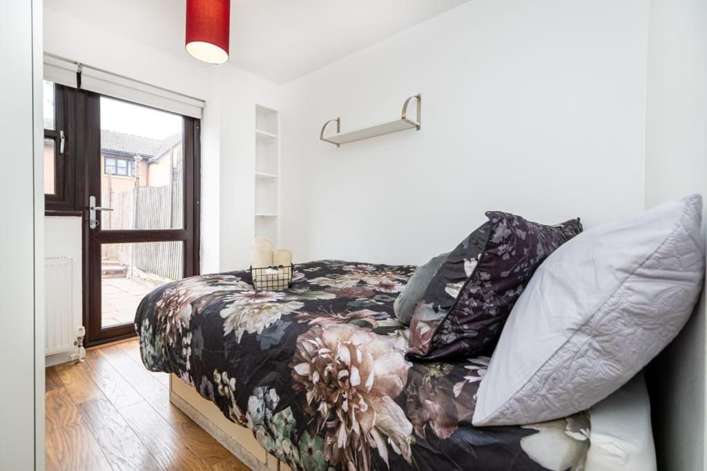 Comfortable New Refurbished Bedroom Londra