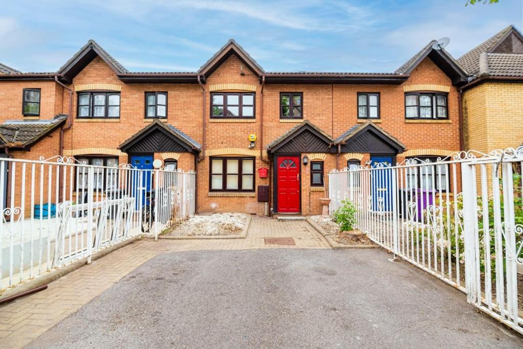 Comfortable New Refurbished Bedroom Londra