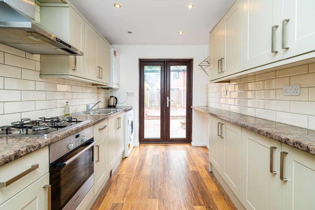 Pensiune Comfortable New Refurbished Bedroom Londra